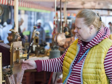 Güzel, Fransa, 9 Mart 2015 tarihinde. Alıcılar vintage bir bit pazarı Cours Saleya meydanında bir sayaç mallarına göz önünde bulundurun. Marche Du Cours Saleya Pazar - Nice en bilinen yerler