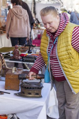 Güzel, Fransa, 9 Mart 2015 tarihinde. Alıcılar vintage bir bit pazarı Cours Saleya meydanında bir sayaç mallarına göz önünde bulundurun. Marche Du Cours Saleya Pazar - Nice en bilinen yerler