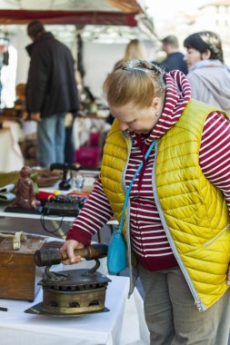 Güzel, Fransa, 9 Mart 2015 tarihinde. Alıcılar vintage bir bit pazarı Cours Saleya meydanında bir sayaç mallarına göz önünde bulundurun. Marche Du Cours Saleya Pazar - Nice en bilinen yerler