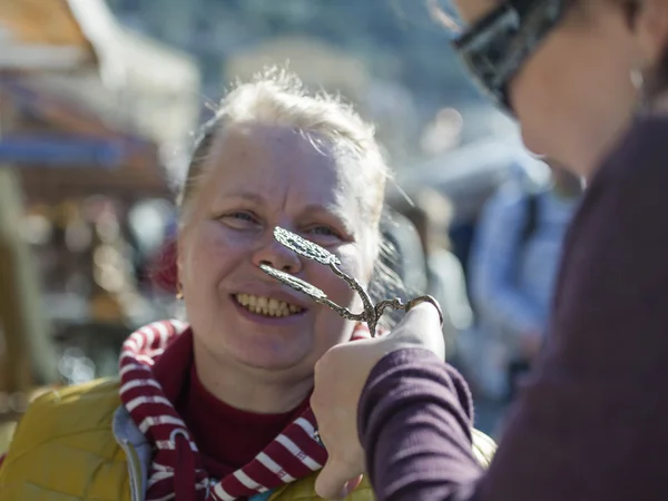 Nice, Francia, il 9 marzo 2015. Gli acquirenti considerano merci d'epoca su un banco di un mercato delle pulci su Cours Saleya Square. Il mercato Marche Du Cours Saleya - uno dei luoghi più conosciuti di Nizza — Foto Stock