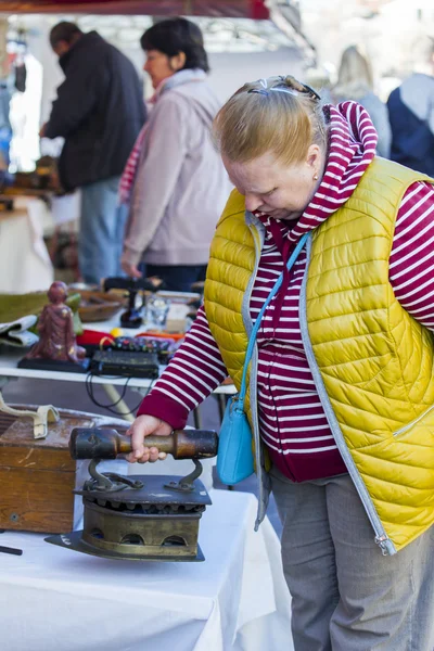 Güzel, Fransa, 9 Mart 2015 tarihinde. Alıcılar vintage bir bit pazarı Cours Saleya meydanında bir sayaç mallarına göz önünde bulundurun. Marche Du Cours Saleya Pazar - Nice en bilinen yerler