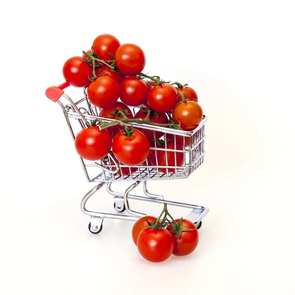 Kirschtomaten im Einkaufswagen — Stockfoto