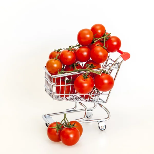 Kirschtomaten im Einkaufswagen — Stockfoto