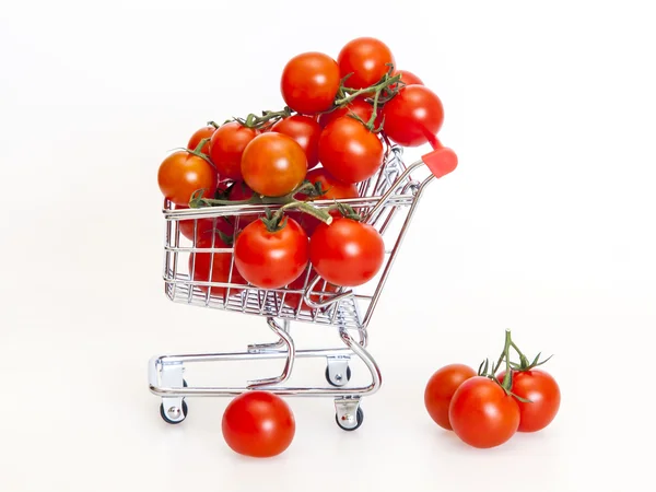 Kirschtomaten im Einkaufswagen — Stockfoto