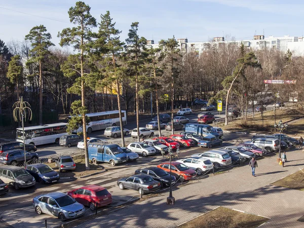 Pushkino, Russia, on April 10, 2015. A view from the window on the street and a parking of cars — Stock Photo, Image