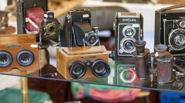 Güzel, Fransa, 9 Mart 2015 tarihinde. Bit pazarı Cours Saleya meydanında bir sayaçta Vintage kameralar. Marche Du Cours Saleya Pazar - Nice en bilinen yerler