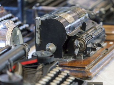 Güzel, Fransa, 9 Mart 2015 tarihinde. Bit pazarı Cours Saleya meydanında bir sayaç Vintage konularda. Marche Du Cours Saleya Pazar - Nice en bilinen yerler