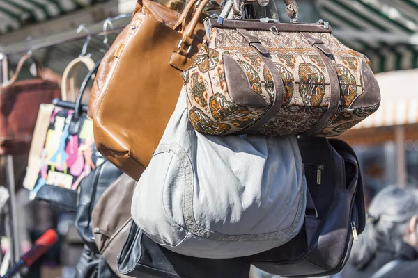 Nice, france, am 9. März 2015. Vintage-Themen auf der Theke eines Flohmarktes auf dem Course saleya Platz. der Marche du Course Saleya Markt - eine der bekanntesten Sehenswürdigkeiten der schönen — Stockfoto