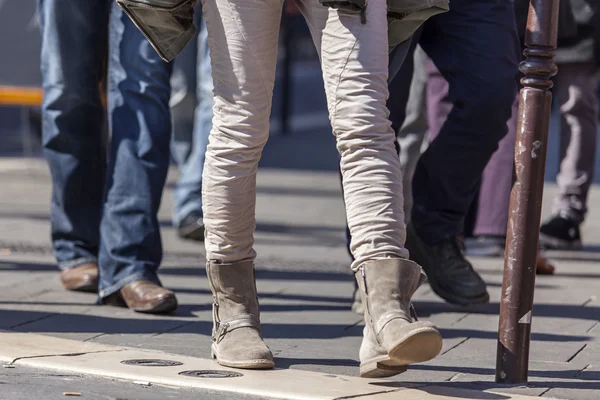 Füße der Menschen, die auf der lebhaften Straße gehen — Stockfoto