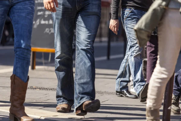 Voeten van de mensen die gaan op de levendige straat — Stockfoto