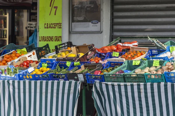 Nice, Frankrijk, op 9 maart 2015. Een Toon-venster van shop van groenten en fruit op de stad straat — Stockfoto