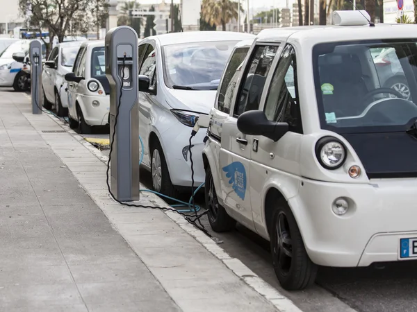 Νίκαια, Γαλλία, στις 8 Μαρτίου του 2015. Ηλεκτρικά αυτοκίνητα στο δρόμο της πόλης — Φωτογραφία Αρχείου