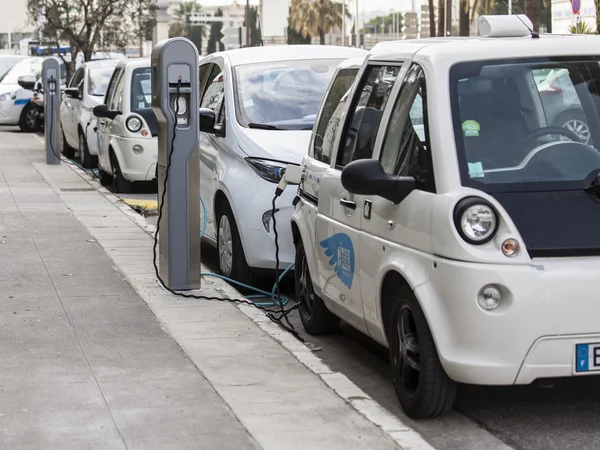 Niza, Francia, 8 de marzo de 2015. Coches eléctricos en la calle de la ciudad — Foto de Stock