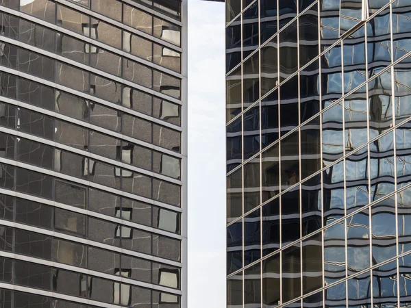 Nice, France, le 9 mars 2015. Architecture moderne. Fragment d'un bureau de façade Montréalais Montréalais Arenas — Photo