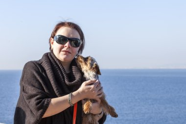 Güzel, 10 Mart 2015 tarihinde Fransa. Dekoratif bir köpekle kadın dolgu kalan sahiptir