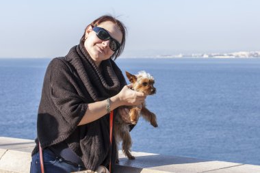 Güzel, 10 Mart 2015 tarihinde Fransa. Dekoratif bir köpekle kadın dolgu kalan sahiptir