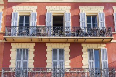 Güzel, Fransa, 11 Mart 2015 tarihinde. Şehir merkezine, Provencal tarzı tipik mimari detaylar