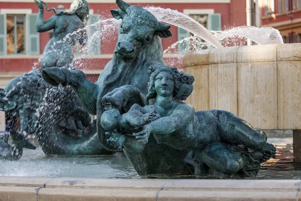 Niza, Francia, 9 de marzo de 2015. Un fragmento de la escultura que decora la fuente en la plaza Victor Massen —  Fotos de Stock