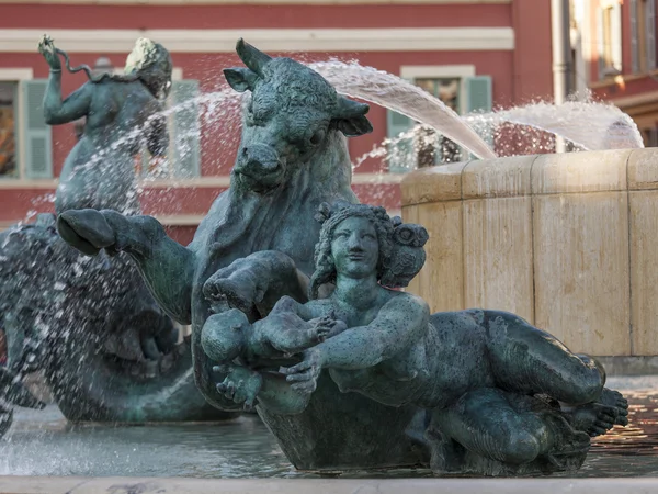 Niza, Francia, 9 de marzo de 2015. Un fragmento de la escultura que decora la fuente en la plaza Victor Massen —  Fotos de Stock