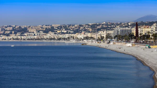 Ницца, Франция, 10 марта 2015 года. Променад-де-Англе, одна из самых красивых набережных Европы, и пляж — стоковое фото