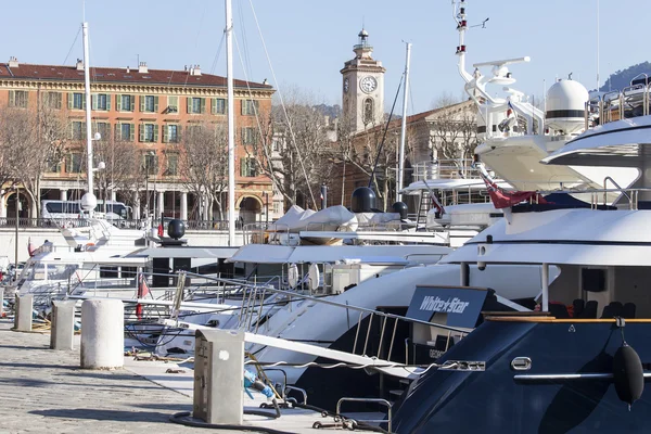 Nice, França, em 10 de março de 2015. Embankment no porto da cidade — Fotografia de Stock