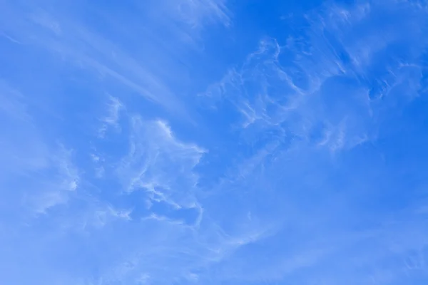 天の風景、明るい青空の簡単な雲 — ストック写真