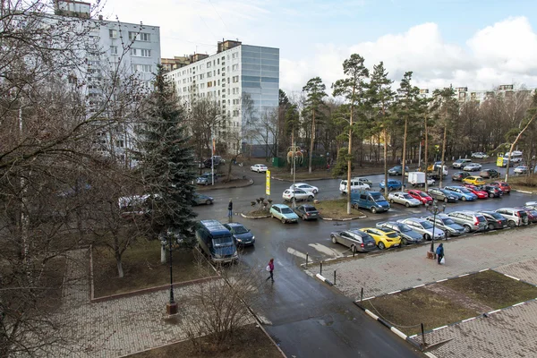 Poesjkino, Rusland, op 21 April 2015. Een uitzicht uit het raam naar stad straat — Stockfoto