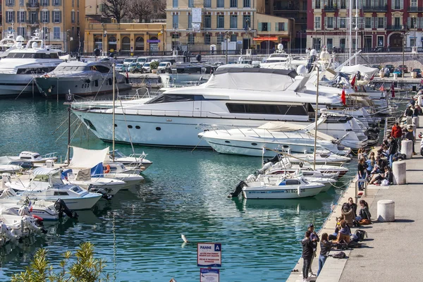 Nice, Francia, il 10 marzo 2015. Embankment nel porto della città — Foto Stock