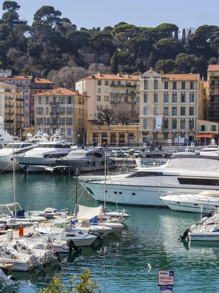 Nice, Frankrijk, op 10 maart 2015. Schepen in de haven van de stad — Stockfoto