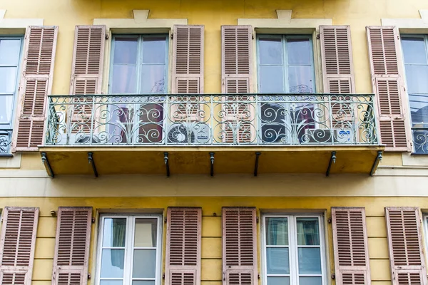 Niza, Francia, 10 de marzo de 2015. Detalles arquitectónicos de edificios típicos de la ciudad en la parte histórica de la ciudad —  Fotos de Stock