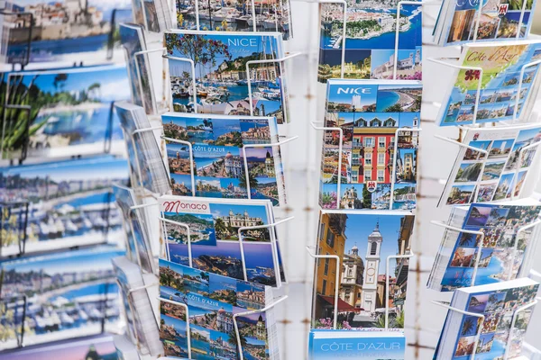 Nice, France, le 9 mars 2015. Une vitrine avec des cartes mémorables avec vue sur la ville — Photo