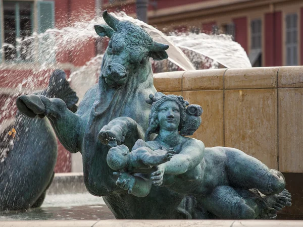 Nice, Francia, il 9 marzo 2015. Un frammento della scultura che decora la fontana in Piazza Vittorio Massena — Foto Stock