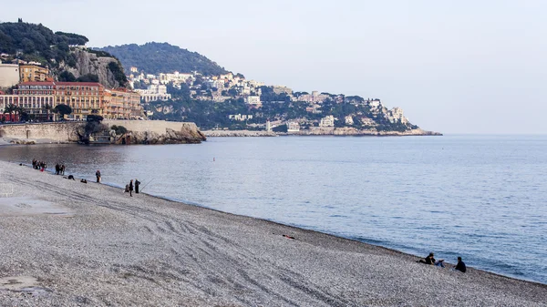 Niza, Francia, 10 de marzo de 2015. Una vista de una playa en la orilla del mar Mediterráneo — Foto de Stock