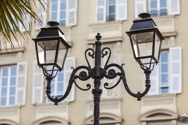 Nice, Francia, il 10 marzo 2015. Architettura tipica degli edifici cittadini nel centro storico della città — Foto Stock