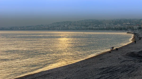 ニース、フランス、2015 年 3 月 10 日。地中海のビーチの景色. — ストック写真