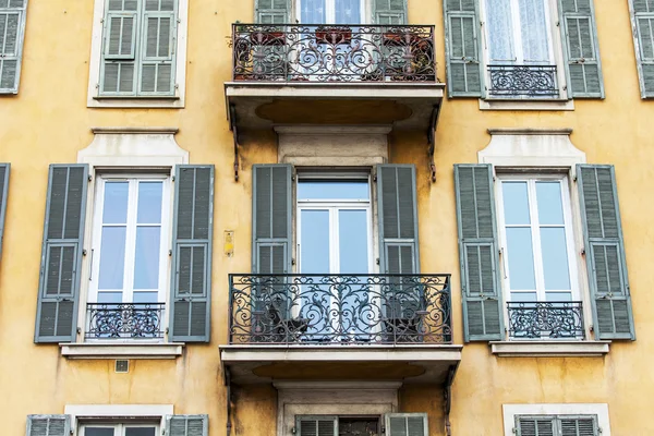 Nice, France, on March 10, 2015. Typical rchitecture  of historical part of the city. Fragment of fasade — Stock Photo, Image