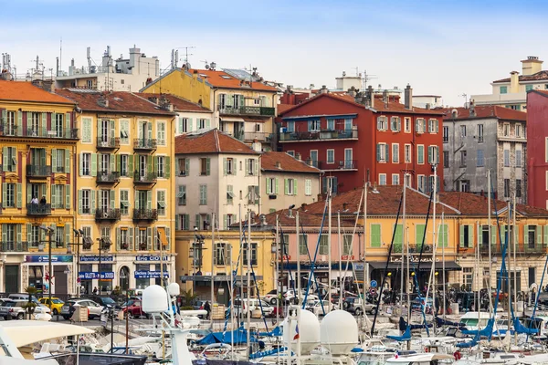 Nice, Frankrike, den 10 mars 2015. Stadens hamn. Vallen och båtar förtöjda vid kajen — Stockfoto