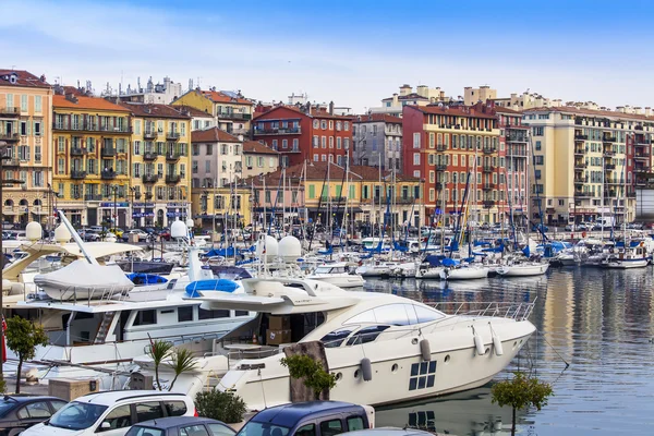 Nice, France, on March 10, 2015. City port. The embankment and yachts moored at the embankment — Stock Photo, Image