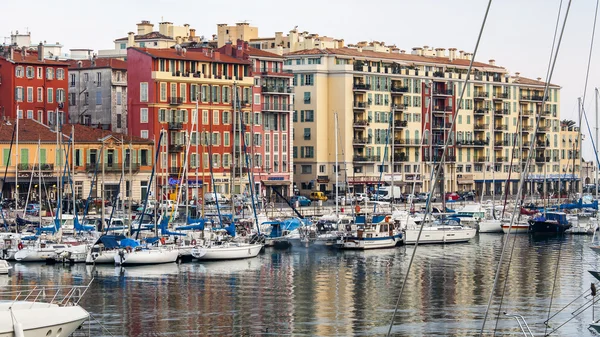 Nice, Frankrike, den 10 mars 2015. Stadens hamn. Vallen och båtar förtöjda vid kajen — Stockfoto