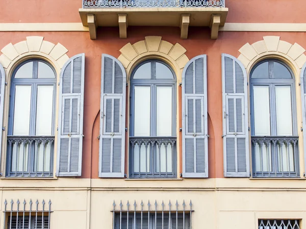 Nice, France, le 10 mars 2015. Rchitecture typique de la partie historique de la ville. Fragment de fasade — Photo