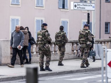 Güzel, Fransa, 11 Mart 2015 tarihinde. Askeri devriye şehir sokakları