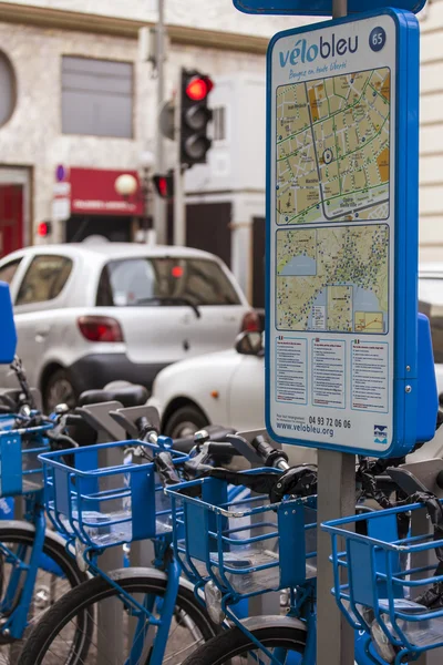 Nice, França, em 10 de março de 2015. Ponto de um aluguer de bicicletas de Veloblue na rua da cidade — Fotografia de Stock