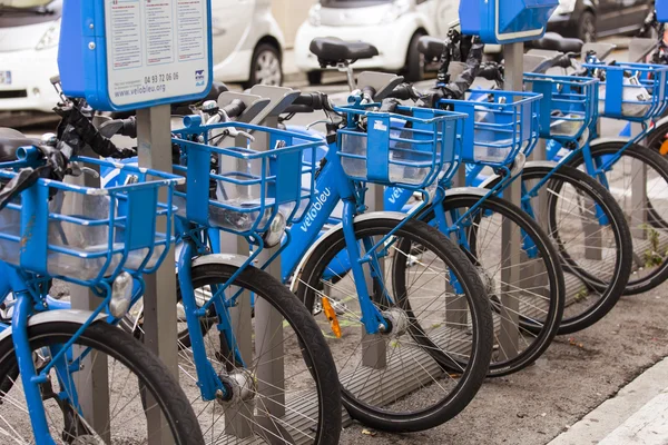 Nice, France, le 10 mars 2015. Point d'une location de vélos de Veloblue sur la rue de la ville — Photo