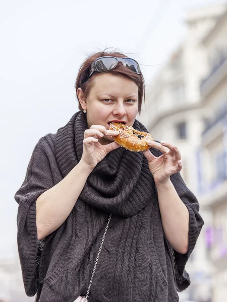 Nice, Francja, na 10 marca 2015. Kobieta spożywa apetyczny rolki na ulicy — Zdjęcie stockowe