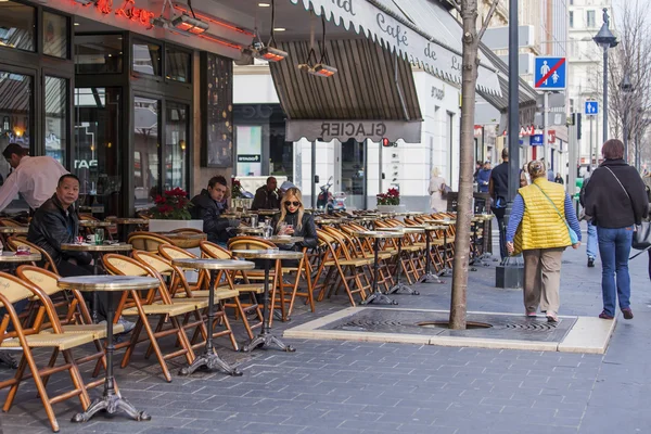 Nice, Francia, il 7 marzo 2015. Caffè estivo sulla strada principale della città - Jean Madsen Avenue — Foto Stock