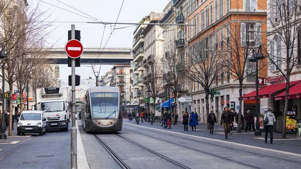 Nice, Frankrijk, op 10 maart 2015. De snelle tram rijdt op Jean Madsen Avenue — Stockfoto