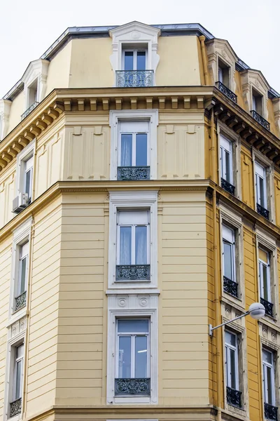 Niza, Francia, 10 de marzo de 2015. Arquitectura de edificios típicos de la ciudad en la parte histórica de la ciudad —  Fotos de Stock