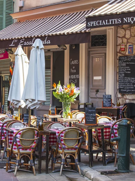 Niza, Francia, 7 de marzo de 2015. Pequeñas mesas de café de verano en la ciudad vieja — Foto de Stock