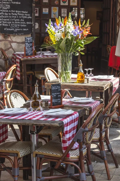 Nice, Francia, il 7 marzo 2015. Tavolini di caffè estivo nella città vecchia — Foto Stock