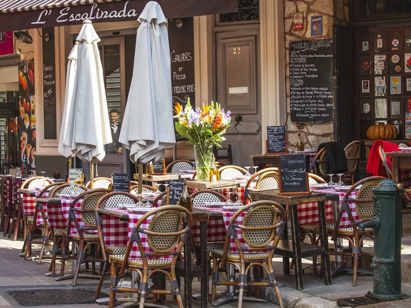 ニース、フランス、2015 年 3 月 7 日。旧市街の夏カフェの小さなテーブル — ストック写真